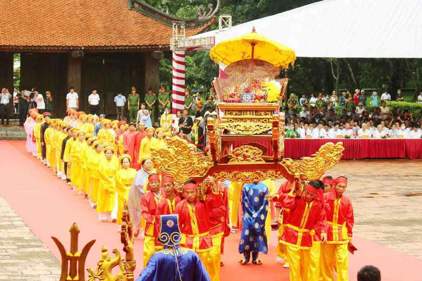 Mỗi năm lễ hội được diễn ra trong không khí vô cùng trang trọng và không kém phần sôi nổi. Ảnh: Sưu tầm 