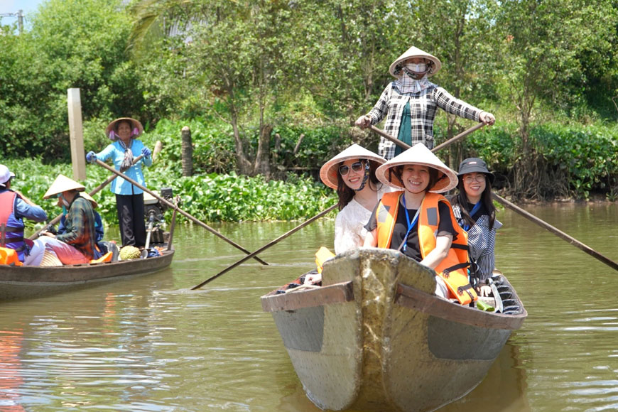 Luôn mặc áo phao để có 1 chuyến tham quan chợ nổi an toàn nhé. Ảnh: Sưu tầm 