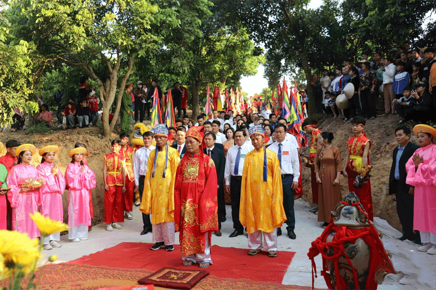 Lễ dâng hương tại đền thờ Hai Bà Trưng. Ảnh: sưu tầm