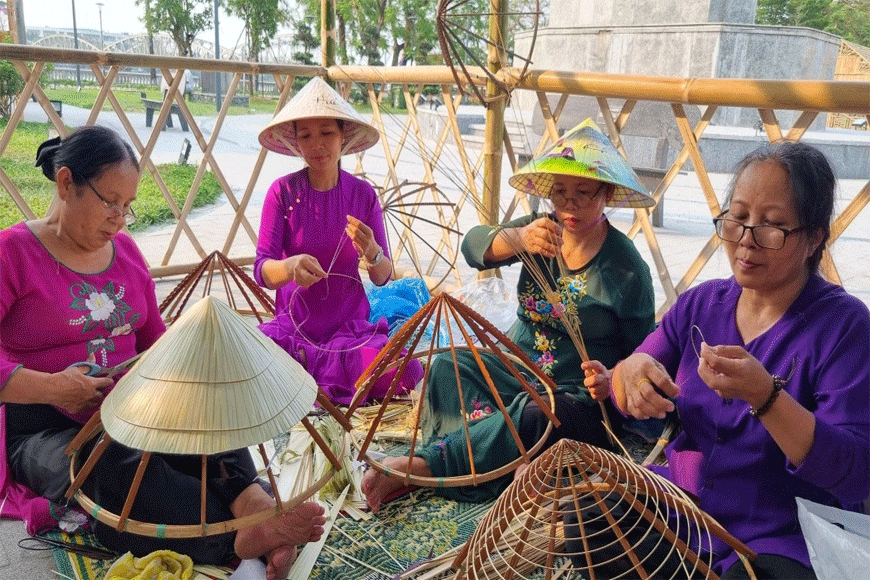 Tham quan làng nghề làm nón Thới Sơn. Ảnh: sưu tầm