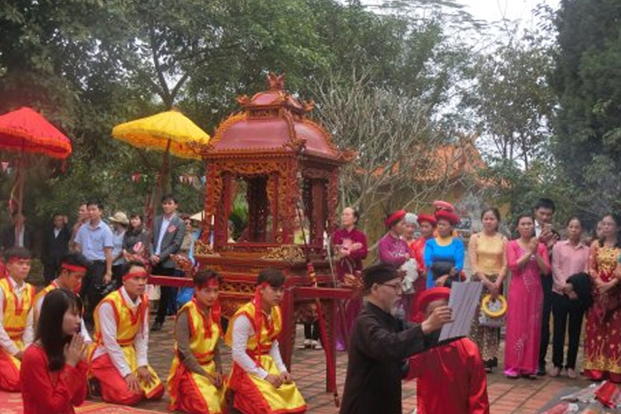 Lễ hội rước kiệu Vua Bà - Phủ Tía thu hút du khách và người dân địa phương tham gia mỗi năm. Ảnh: Sưu tầm 