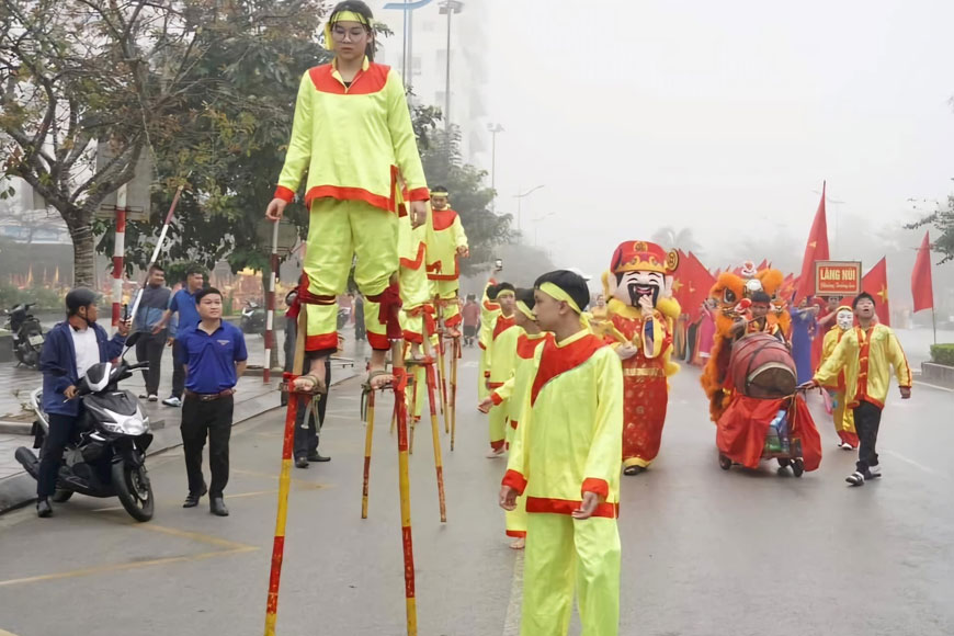 Nghi thức đi cà kheo đặc biệt. Ảnh: Sưu tầm 