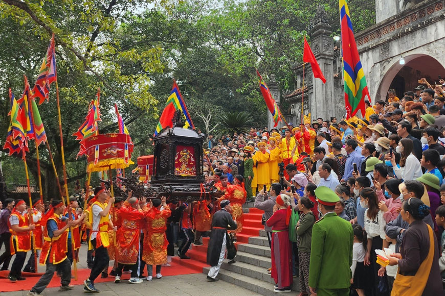 Bạn có thể đi bằng nhiều cách đến lễ hội. Ảnh: Sưu tầm 