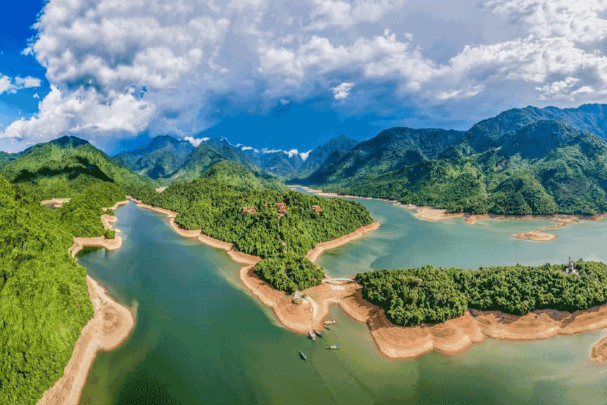 Sử dụng thuyền để di chuyển tới Thiền viện. Ảnh: sưu tầm