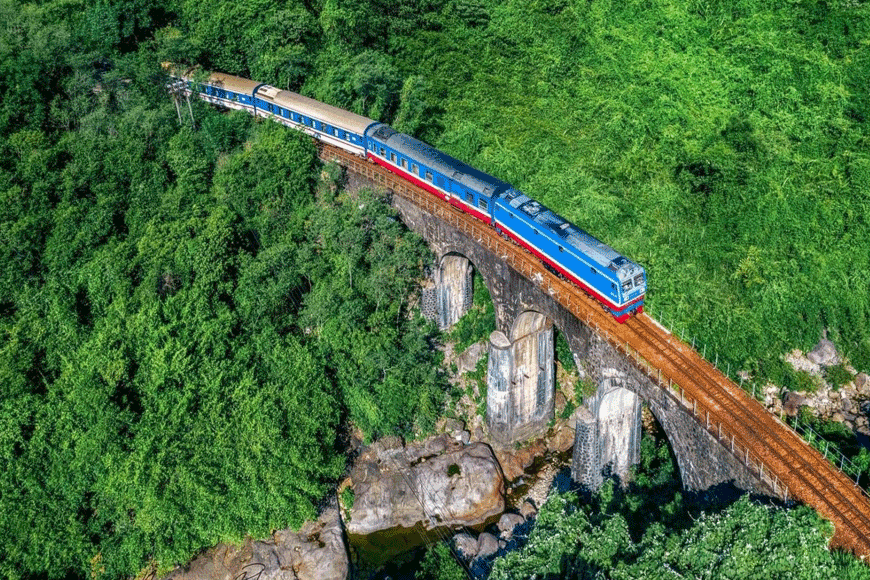 Cảnh quan thiên nhiên tuyệt đẹp hai bên đường tàu chạy. Ảnh: sưu tầm