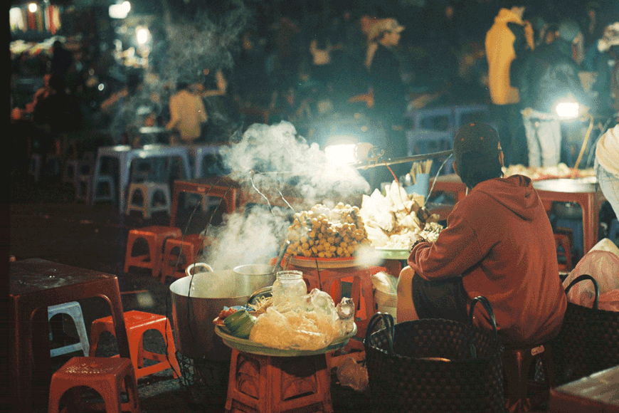 Gánh nhỏ bên đường tại chợ Đà Lạt. Ảnh: sưu tầm