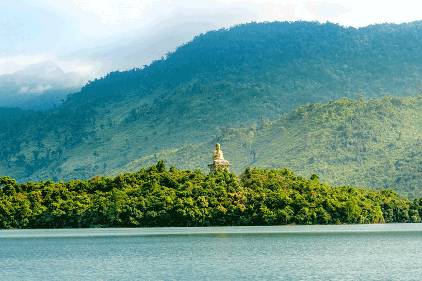 Tầm nhìn tuyệt đẹp từ trên thuyền hồ Truồi. Ảnh: sưu tầm