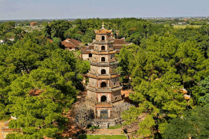 Tìm kiếm sự bình yên tại chùa Thiên Mụ. Ảnh: sưu tầm