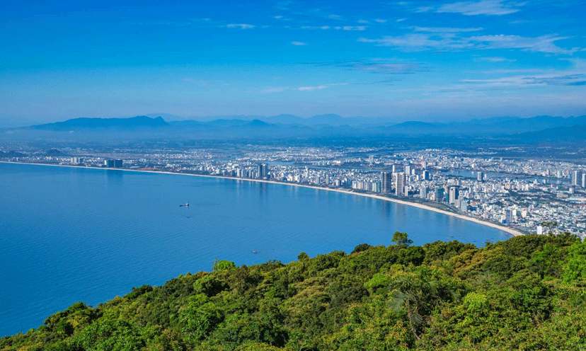 View thành phố từ bán đảo Sơn Trà. Ảnh: sưu tầm