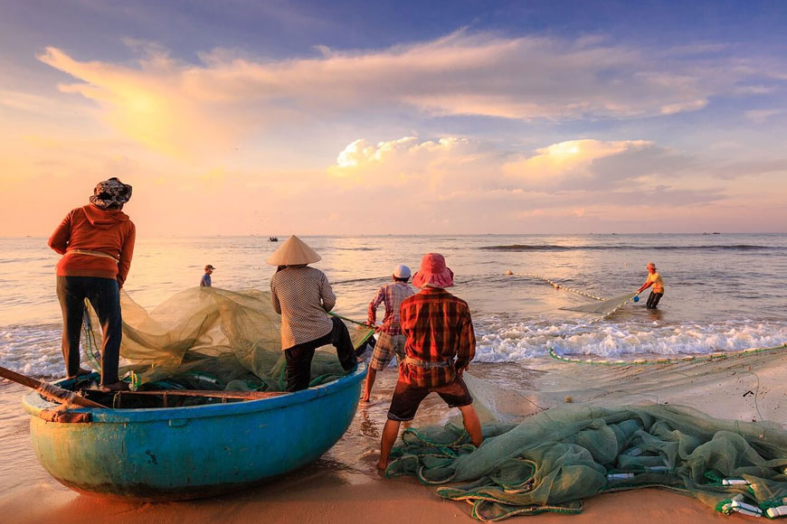 Ngư dân đi biển trở về, thu lưới. Ảnh: Sưu tầm 