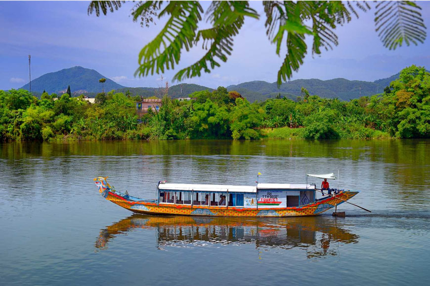 Kết hợp với sông Hương, núi Ngự trở thành một trong những địa điểm tham quan yêu thích của nhiều du khách. Ảnh: Sưu tầm 