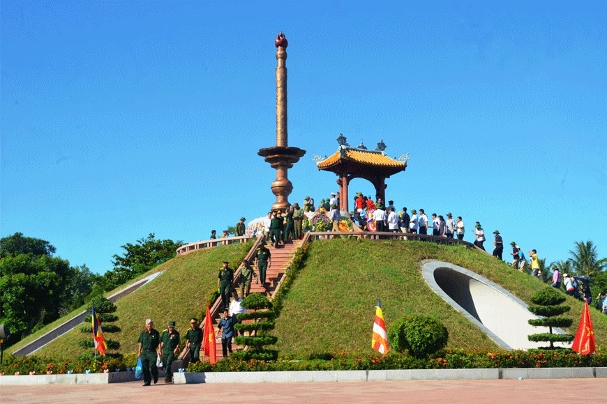 Đoàn người ghé thăm Thành cổ Đồng Hới. Ảnh: sưu tầm