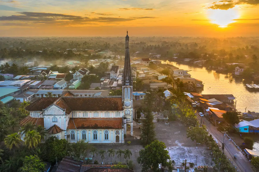 Nhà thờ Cái Bè khi nhìn từ xa. Ảnh: Sưu tầm