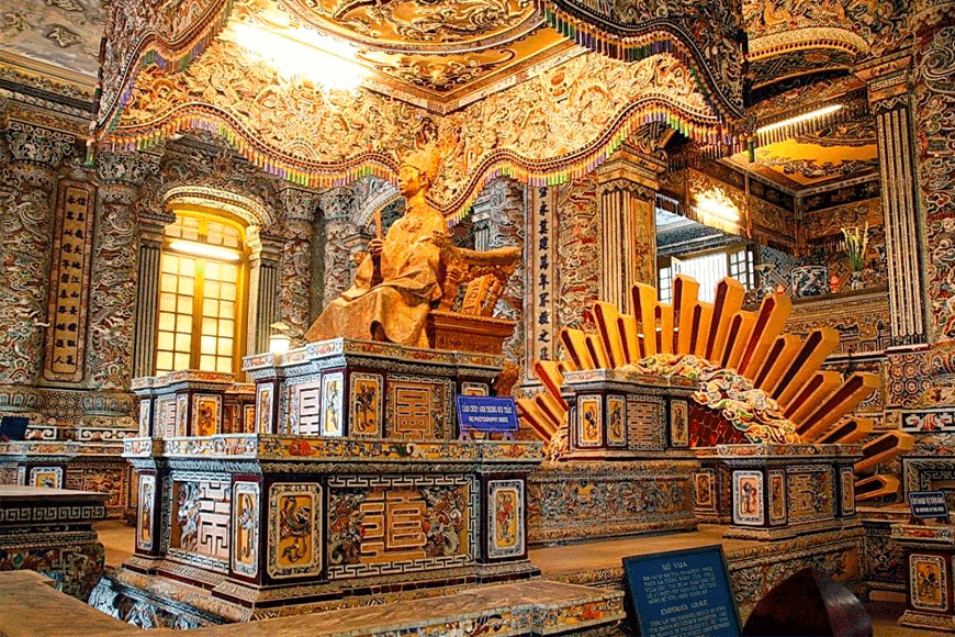 Ghé thăm công trình lăng tẩm đẹp nhất Huế. Ảnh: sưu tầm