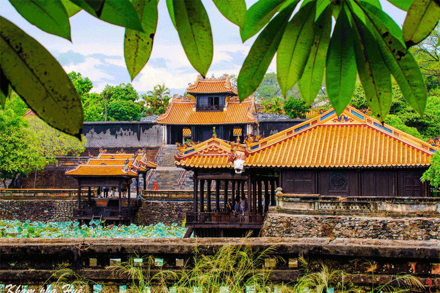 Khuôn viên tươi đẹp cùng các công trình lăng Tự Đức. Ảnh: sưu tầm