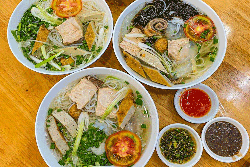 Thưởng thức bún chả cá Nha Trang. Ảnh: sưu tầm