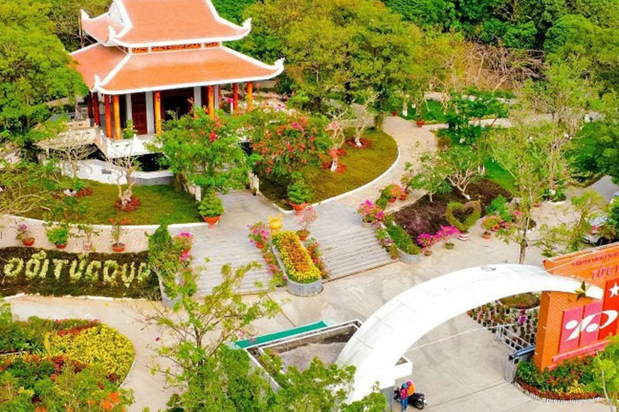 Khung cảnh nhìn xuống từ núi Tức Dụp. Ảnh: Sưu tầm 