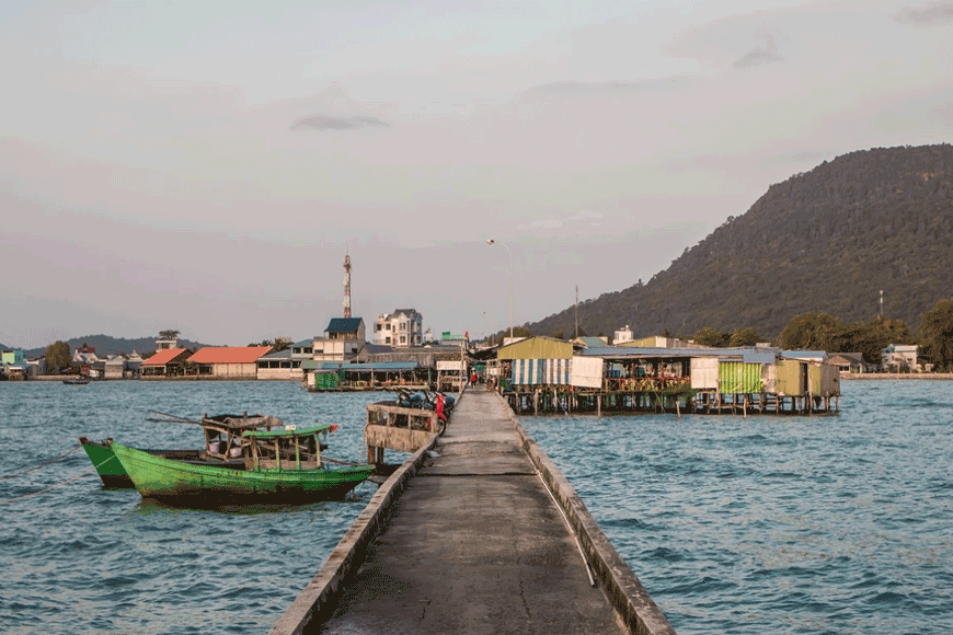 Bình dị làng chài Hàm Ninh. Ảnh: sưu tầm