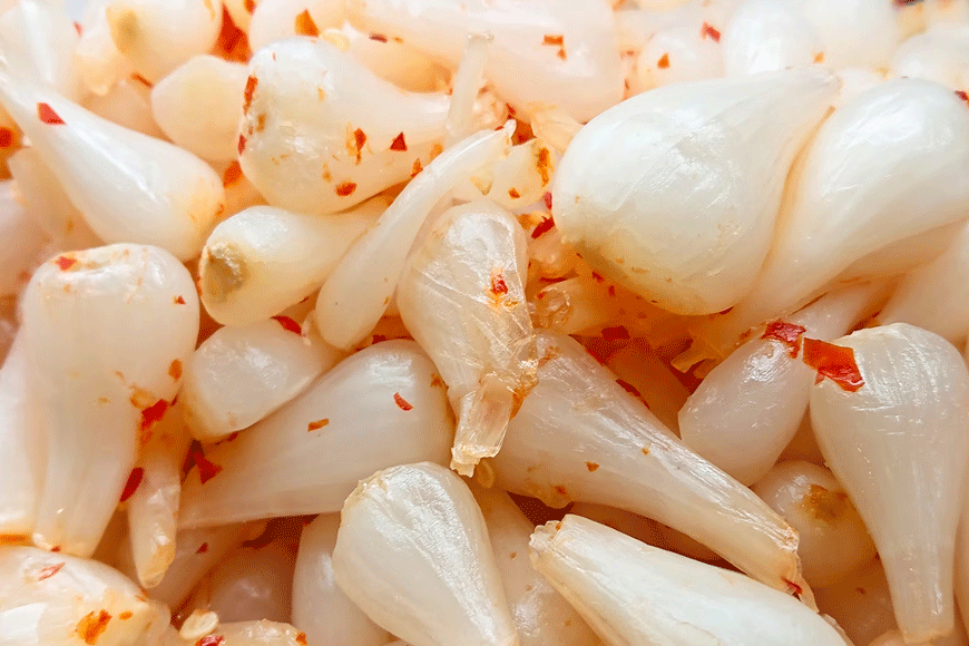 Củ kiệu muối chua cay ngọt giải ngấy trong bữa cơm. Ảnh: sưu tầm