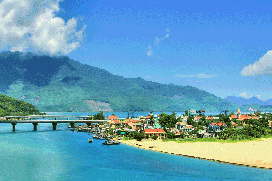 Tận hưởng vẻ đẹp xanh mát biển Lăng Cô. Ảnh: sưu tầm