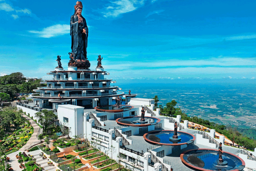 Chùa Bà Đen tọa lạc trên đỉnh cao Tây Ninh. Ảnh: sưu tầm