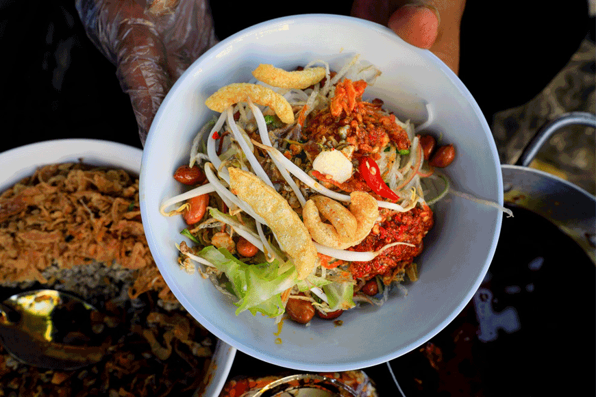 Thưởng thức món cơm hến hấp dẫn. Ảnh: sưu tầm