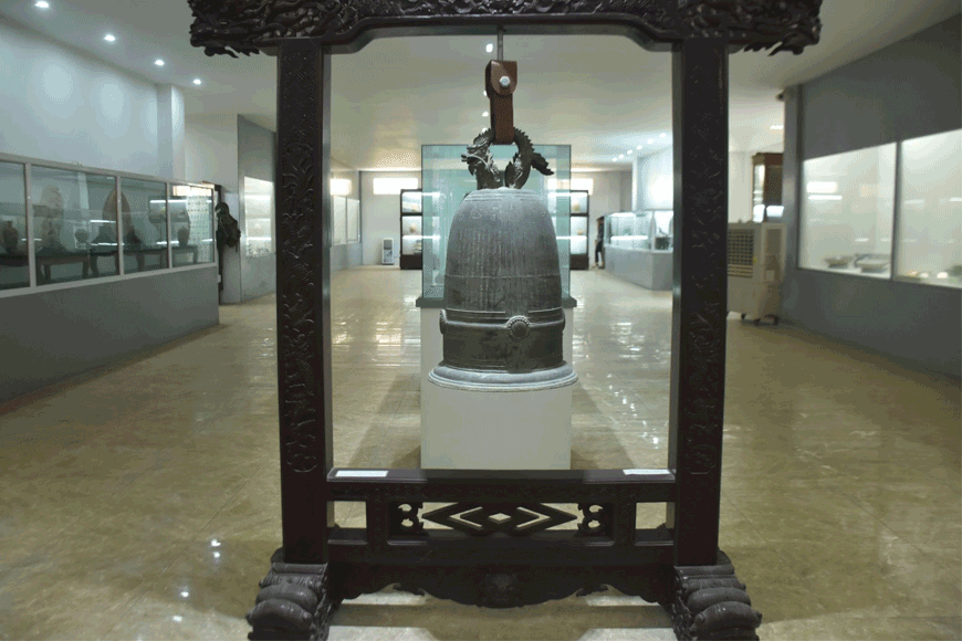 Tham quan Bảo tàng Cổ vật Hoàng Long. Ảnh: sưu tầm