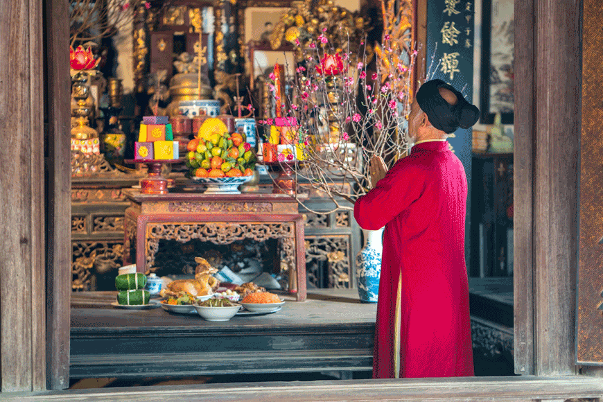 Trong thời khắc chuyển giao giữa năm cũ và năm mới. Ảnh: sưu tầm