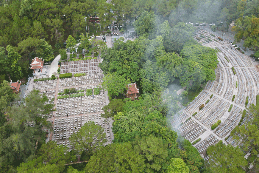 Xúc động tại Khu tưởng niệm. Ảnh: sưu tầm