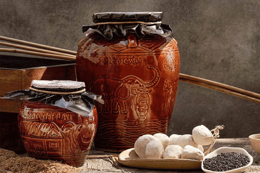 Thưởng thức rượu cần truyền thống. Ảnh: sưu tầm