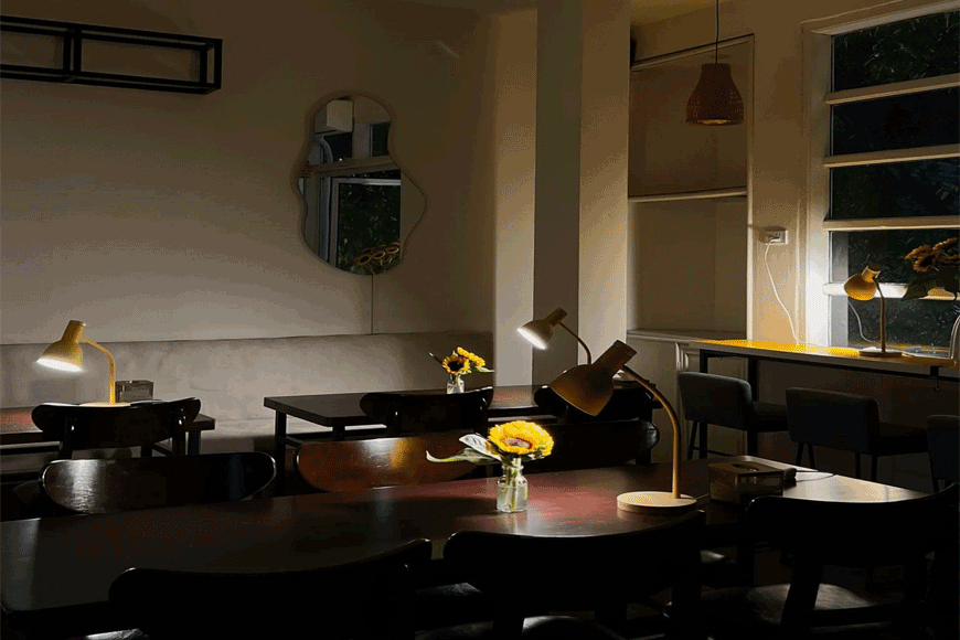 Không gian ấm áp tại Ấy Coffee & Lounge. Ảnh: sưu tầm