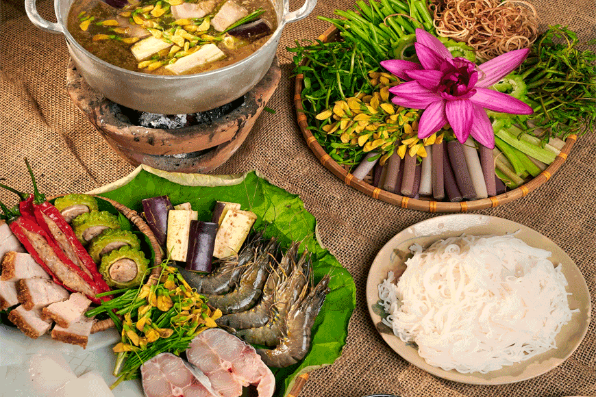 Thưởng thức món lẩu mắm thơm ngon. Ảnh: sưu tầm