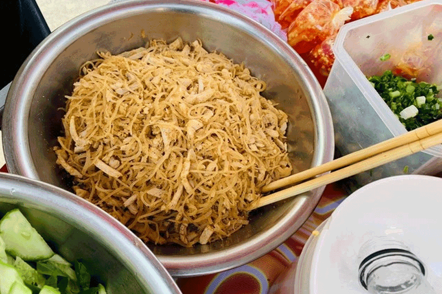 Trộn bì thính để làm bánh tằm bì. Ảnh: sưu tầm