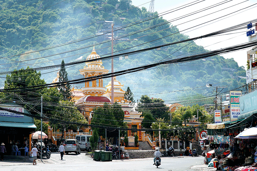 Lựa chọn nhiều phương tiện để tới chùa. Ảnh: sưu tầm