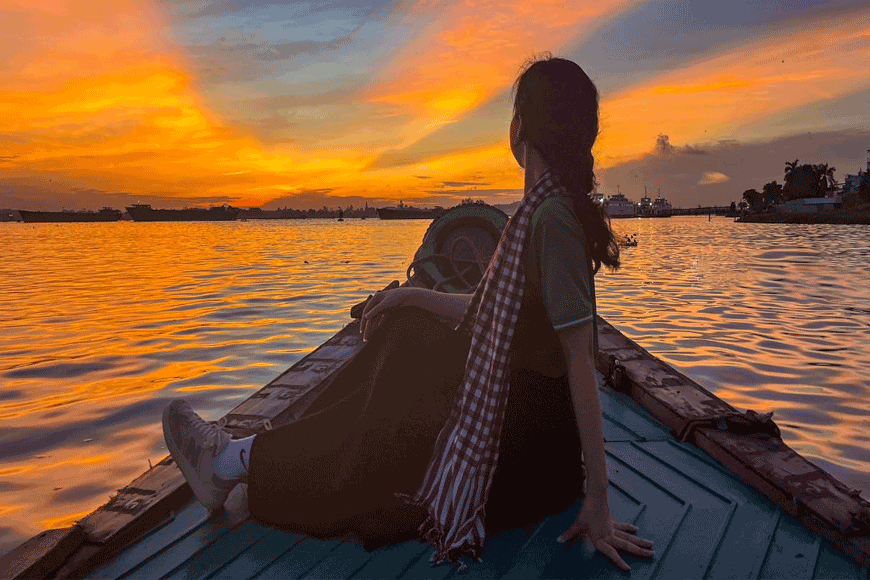 Di chuyển bằng ghe khám phá chợ nổi. Ảnh: sưu tầm
