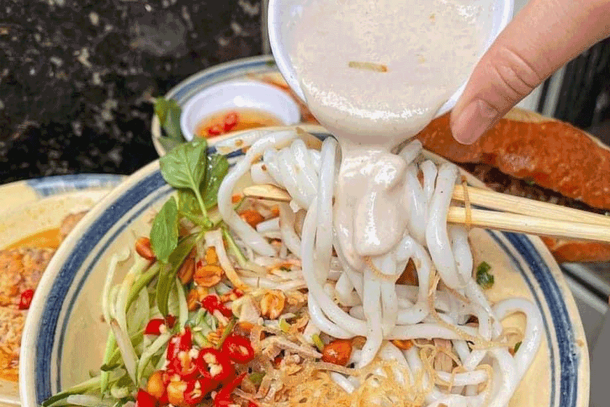 Nước cốt dừa trong bánh tằm bì. Ảnh: sưu tầm