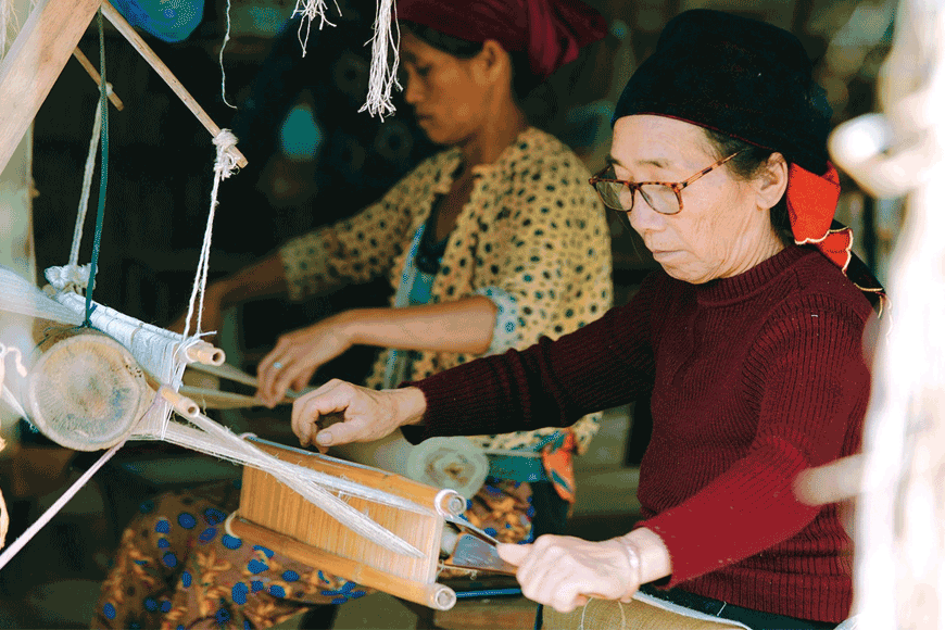 Ngắm nhìn những công đoạn làm nên sản phẩm thổ cẩm. Ảnh: sưu tầm