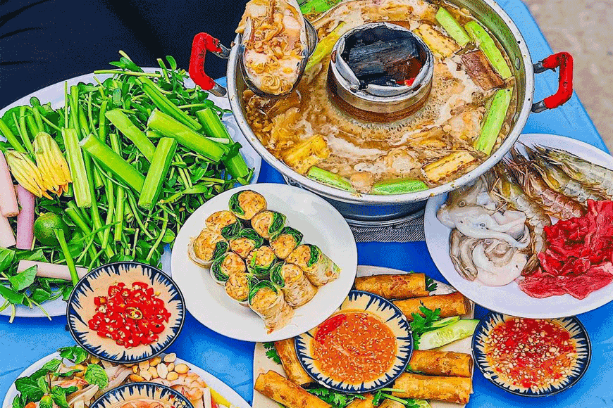 Chuẩn bị nước dùng và đồ ăn kèm thơm ngon, đầy đủ. Ảnh: sưu tầm