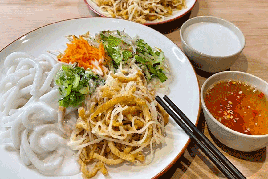 Thưởng thức bánh tằm bì đúng cách. Ảnh: sưu tầm