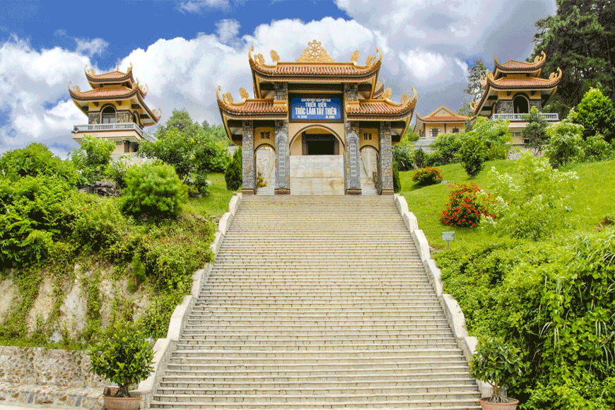 Tới vãn cảnh Thiền viện Trúc lâm Tây Thiên Tam Đảo. Ảnh: sưu tầm