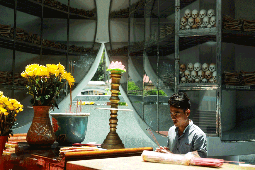 Thắp hương cầu nguyện cho những người đã hi sinh. Ảnh: sưu tầm