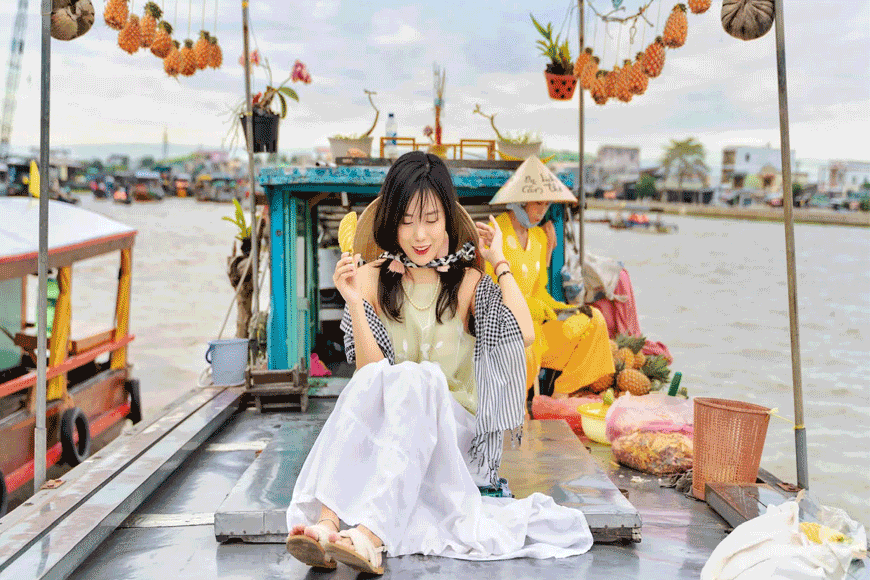 Check in trên ghe thuyền. Ảnh: sưu tầm