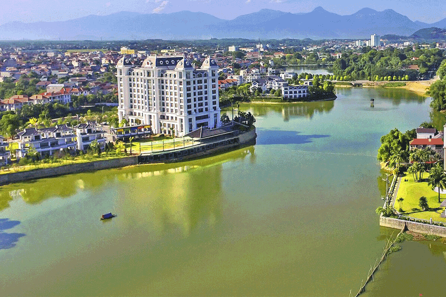 Đầm Vạc giữa thành phố hiện đại. Ảnh: sưu tầm