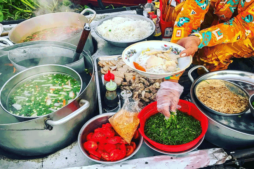 Những tô hủ tiếu chế biến ngay trên thuyền. Ảnh: sưu tầm