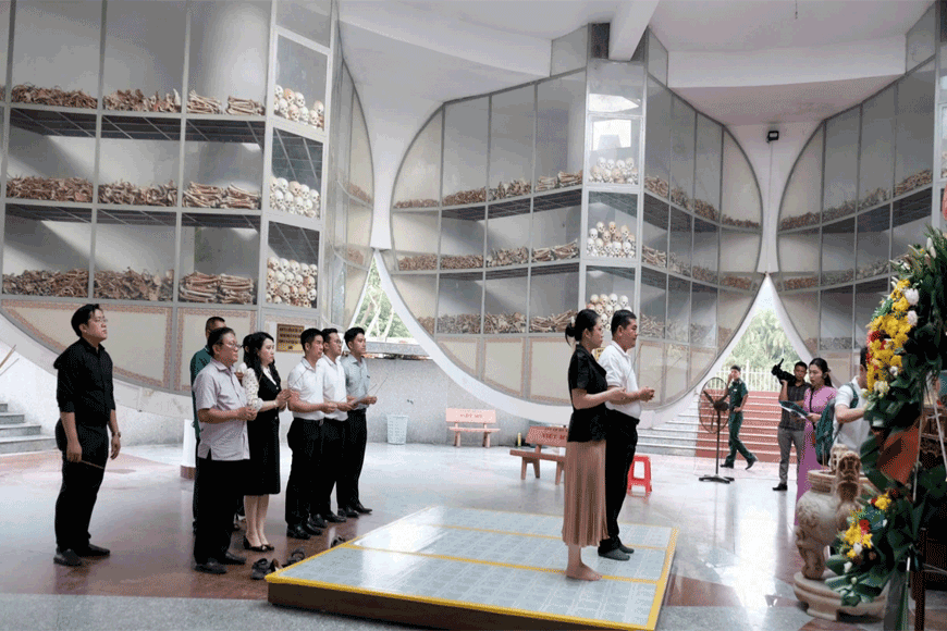 Lưu ý khi tới tham quan Nhà mồ. Ảnh: sưu tầm