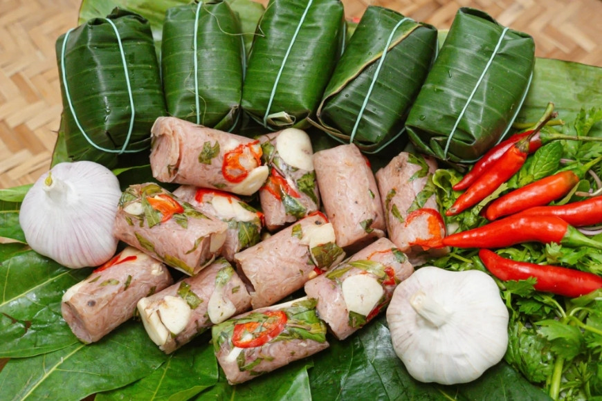 Cách thưởng thức nem chua. Nguồn ảnh: Sưu tầm