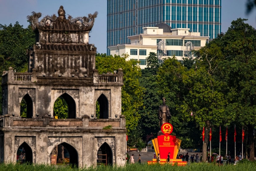 Những ngày trọng đại gần kề, Hồ Gươm như khoác lên mình một hình ảnh mới rực sắc cờ hoa. Ảnh: Sưu tầm