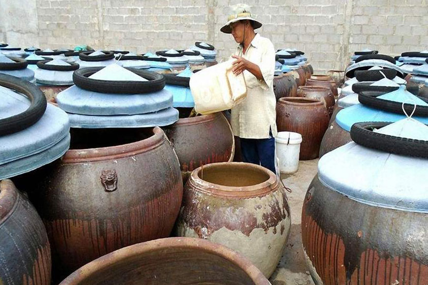 Quá trình ủ mắm mất rất nhiều công phu. Ảnh: Sưu tầm 
