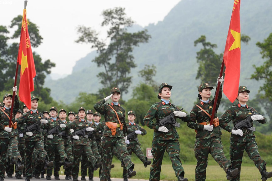 Tiếp bước cha ông, những chiến sĩ dày công ngày đêm không quản nắng mưa chuẩn bị cho lễ diễu binh A80. Ảnh: Sưu tầm