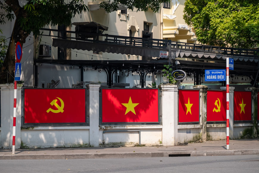 Khắp những con phố, hình ảnh lá cờ Việt Nam hiện diện 1 cách đầy tự hào như thế. Ảnh: Sưu tầm